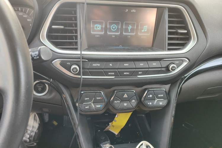 Used GAC Group Qizhi PHEV 2018 1.5L Smart Connect Luxury Edition Audio And AC Panel