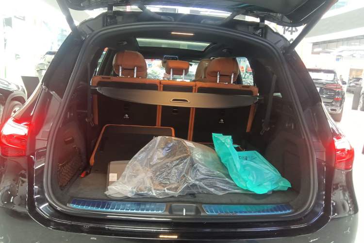 Used Mercedes-Benz GLC 2023 Facelift GLC 260 L 4MATIC Luxury Version 7-Seater
