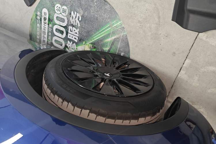 Used Tesla Model Y 2022 Long-Range All-Wheel-Drive Version Left Front Wheel Hub