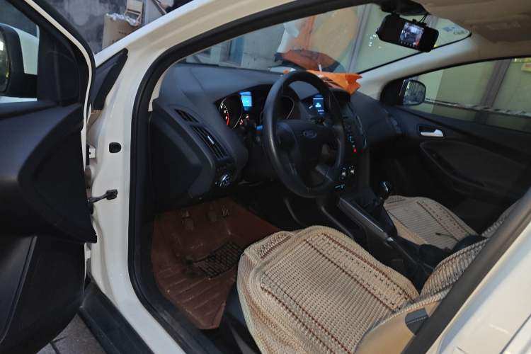 Used Ford Focus 2012 Hatchback 1.6L Manual Fashion Edition
