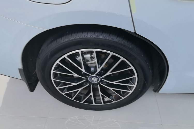 Used BYD Qin L 2024 DM-i 120KM Excellence Model Right Rear Wheel Hub