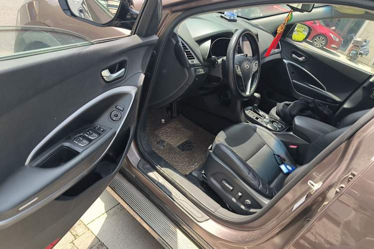 Used Hyundai Santa Fe 2015 2.0T Automatic Two-Wheel Drive Smart Version 5 Seats Driver Seat