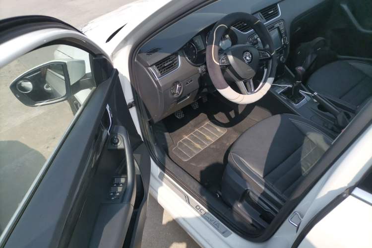 Used Skoda Octavia 2017 1.6L Manual Smart Drive Edition
