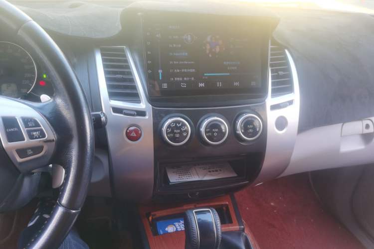 Used Mitsubishi Pajero Sport 2011 3.0L Sport Navigation Edition Audio And AC Panel