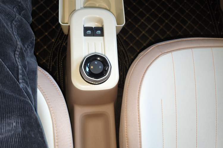 Used Geely Galaxy Panda 2024 Panda Mini 200km Endurance Bear Gear Lever