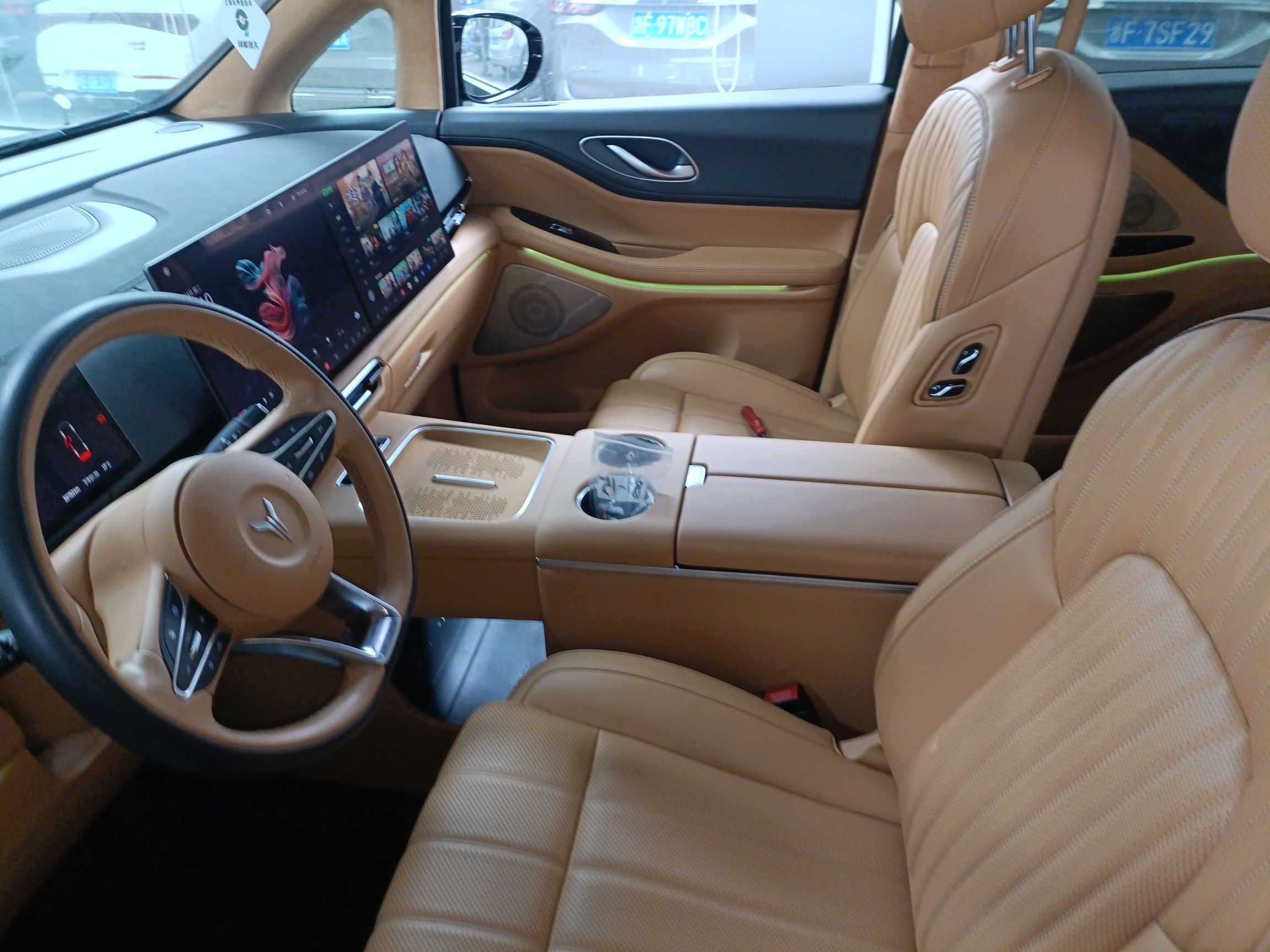 المقاعد الأمامية داخل السيارة