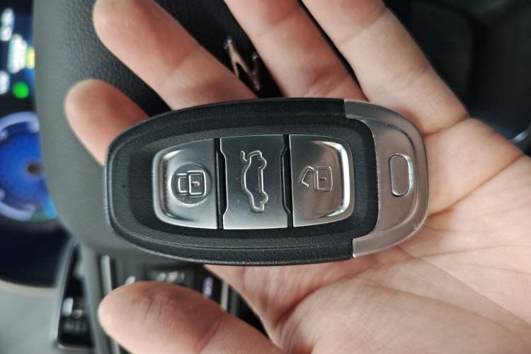 Used Hongqi E-QM5 2023 Base Travel Edition