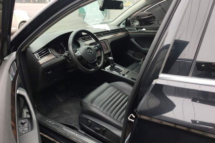 Used Volkswagen Magotan 2019 330TSI DSG Luxury Version China VI Standard Left Front Seat