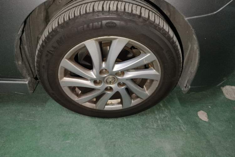 Used Mazda 5 2011 2.0L Automatic Comfort Edition Right Front Wheel Hub