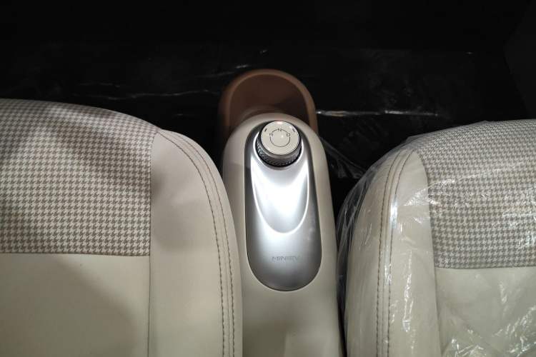 Used Wuling Hongguang MINIEV 2025 Four-Door Version Advanced Edition Gear Lever