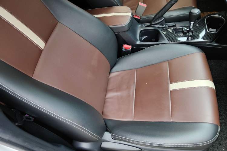 Used Toyota RAV4 2016 2.0L CVT Two-Wheel Drive Fashion Edition China V Standard Right Front Seat