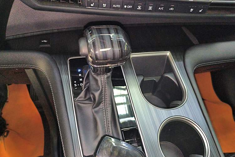 Used Toyota SIENNA 2023 2.5L Hybrid Deluxe Edition Gear Lever