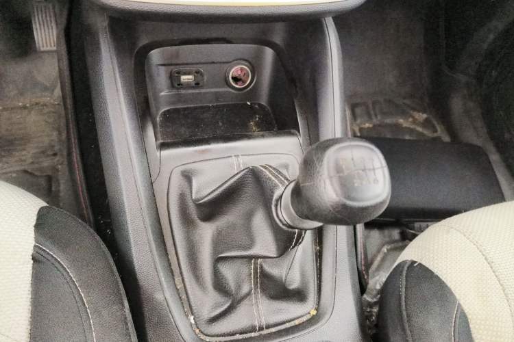 Used Wuling Hongguang S3 2019 1.5L Manual Standard Version China VI Standard Gear Lever