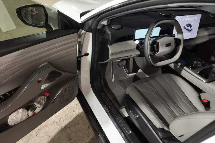 Used Geely Galaxy Galaxy 8 2025 130km EM-i Prestige Edition
