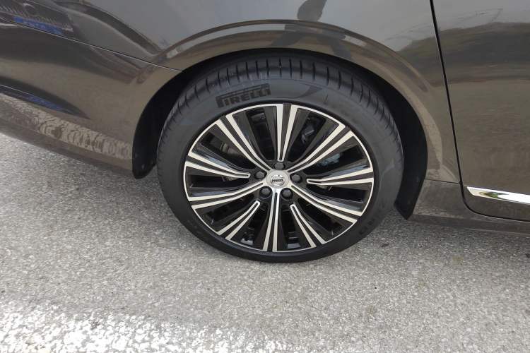 Used Volvo S90 2025 B5 Zhiyuan Luxury Edition Right Rear Wheel Hub