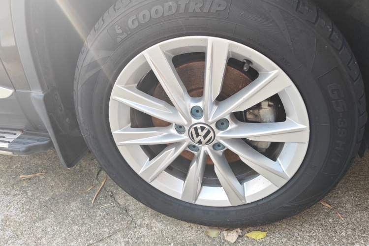 Used Volkswagen Tiguan 2017 300TSI Automatic Two-Wheel Drive Silk Road Comfort Edition Right Front Wheel Hub