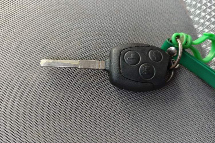 Used Ford Transit 2020 2.0T Diesel Multi-Function Commercial Vehicle Mid-Chassis Low-Roof Design with Dual Rear Doors Meeting China VI Emission Standards