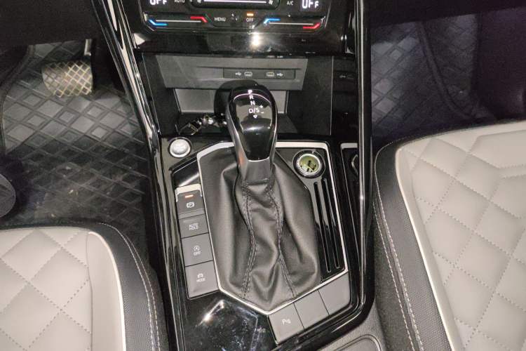 Used Volkswagen Tayron 2023 300TSI Two-Wheel-Drive Luxury Plus Advanced Edition Gear Lever