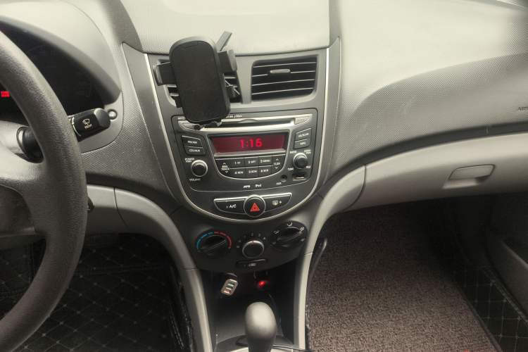 Used Hyundai Verna (older generation) 2014 1.4L Automatic Smart GLS Audio And AC Panel