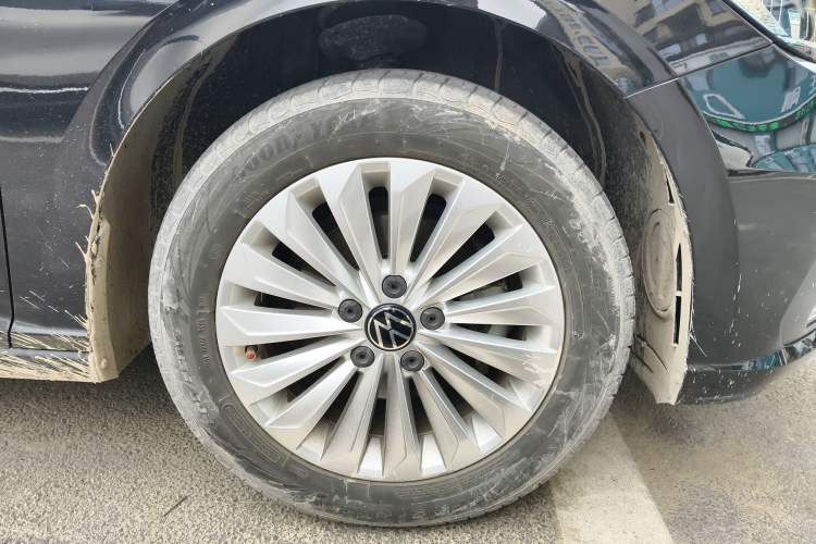 Used Volkswagen Lavida 2021 1.5L Automatic Comfort Edition Right Front Wheel Hub