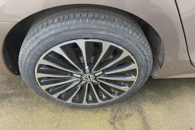 Used Volkswagen Sagitar 2015 1.6L Automatic Comfort Model Right Rear Wheel Hub