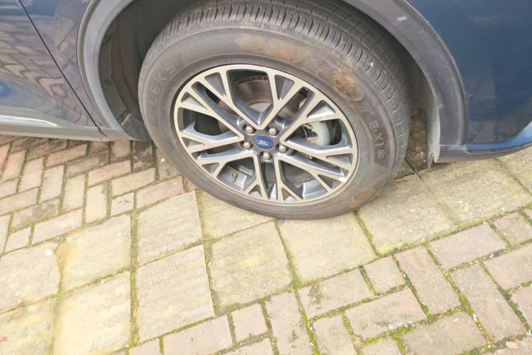 Used Ford Escape 2020 EcoBoost 245 Two-Wheel-Drive Titanium Edition Right Front Wheel Hub