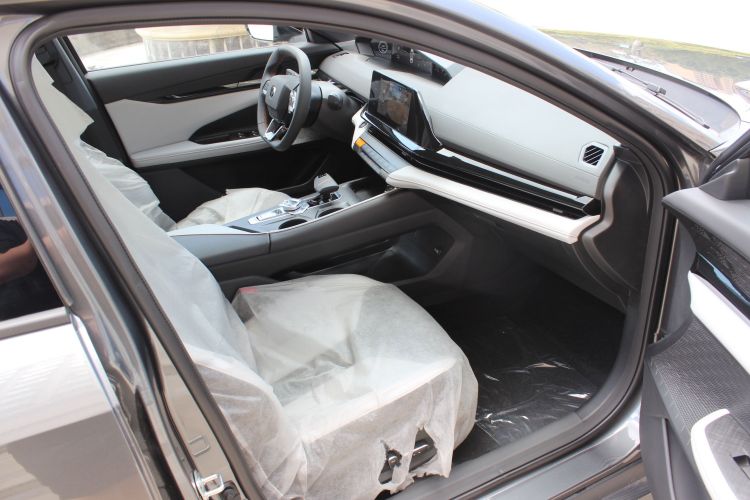 Used Changan UNI-V iDD 2024 Blue Whale Smart Electric iDD 136km ZhiKu Model