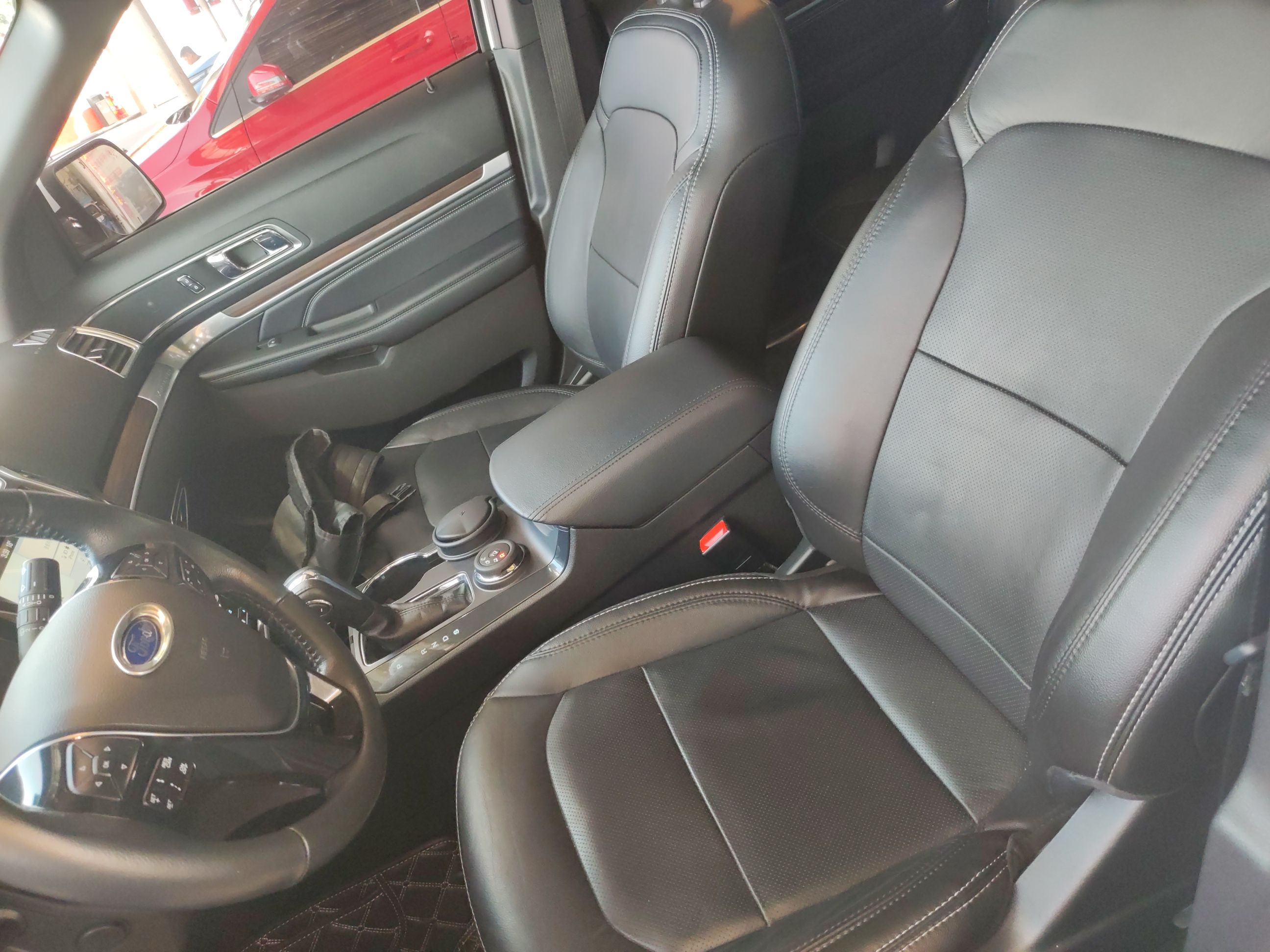 Переднее сиденье в автомобиле