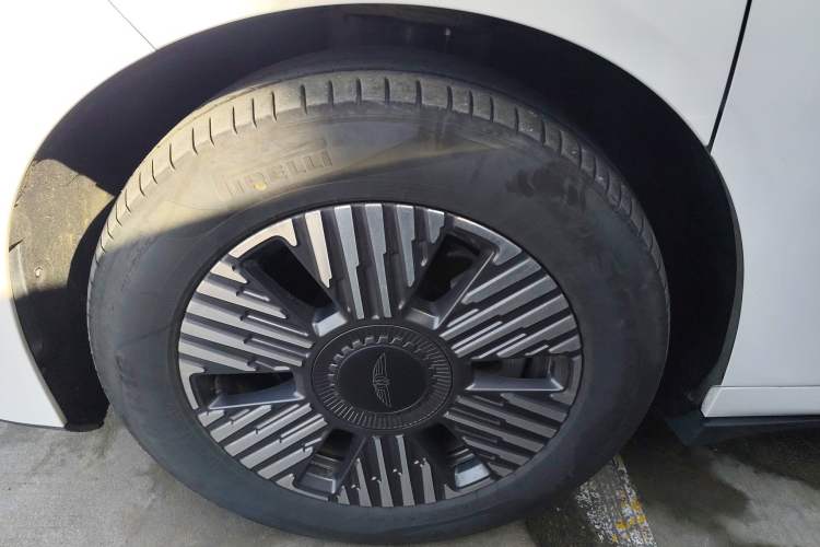 Used Geely Galaxy LEVC L380 2024 140-Degree 6-Seater All-Wheel-Drive Ultra