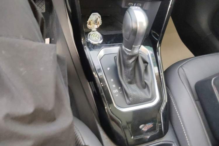 Used Volkswagen T-ROC 2022 280TSI DSG Two-Wheel Drive Elite PLUS Gear Lever