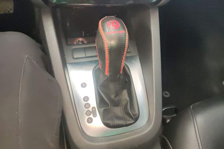 Used Volkswagen Sagitar 2014 Revised Version 1.4TSI Automatic Luxury Edition Gear Lever