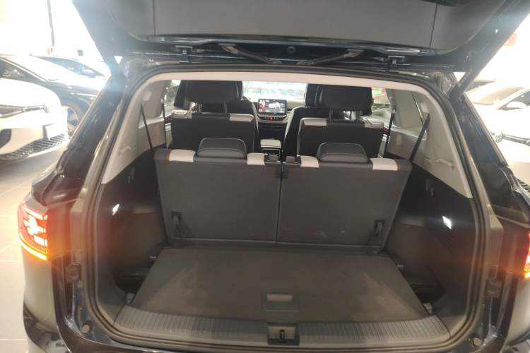 Used Volkswagen ID.6 CROZZ 2022 Long-Range PRO Edition Trunk