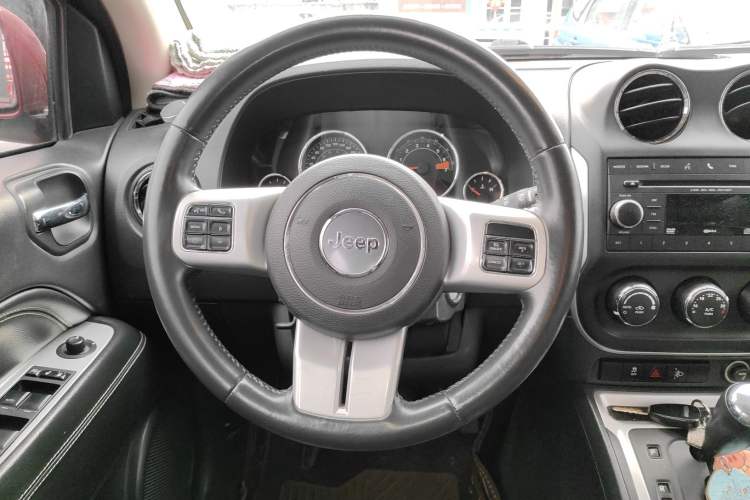 Used Jeep Compass 2014 2.4L four-wheel drive luxury version
