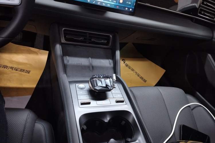 Used BYD Qin L 2025 DM-i Smart Drive 120KM Superior Model Gear Lever