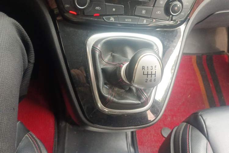 Used Haval H6 2013 Upgraded Model 1.5T Manual Two-Wheel Drive Prestige Version
