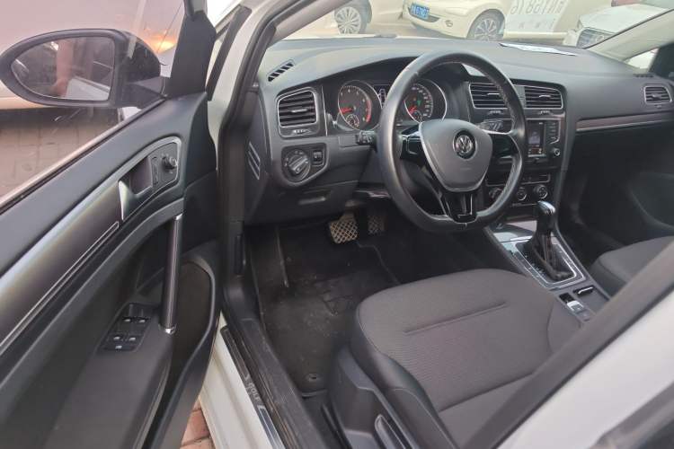 Used Volkswagen Golf 2017 1.6L Automatic Comfort Million-Vehicle Anniversary Edition
