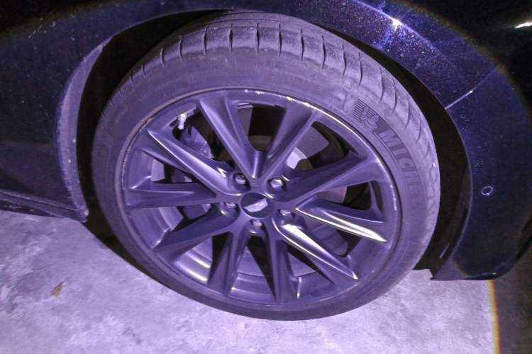 Used Cadillac CT5 2023 28T Platinum Edition Right Front Wheel Hub