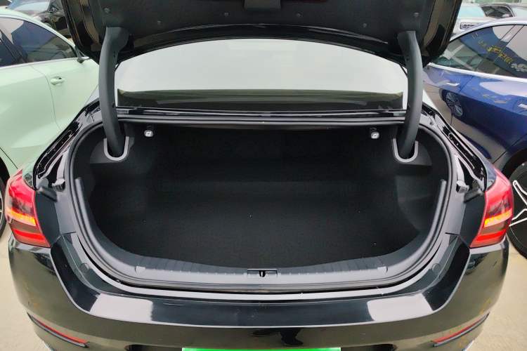 Used Hongqi H5 2022 Classic Model Facelift 1.8T Automatic Smart Connect Flagship Edition Trunk