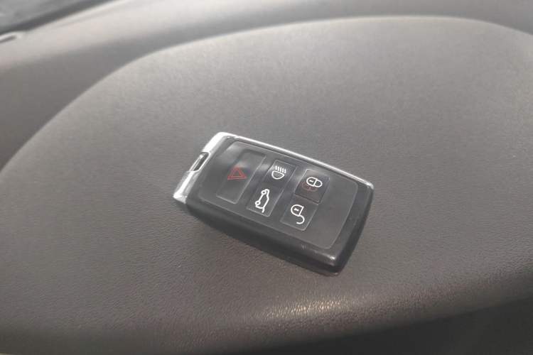 Used Land Rover Discovery 2021 360 PS R-Dynamic S Interior 1