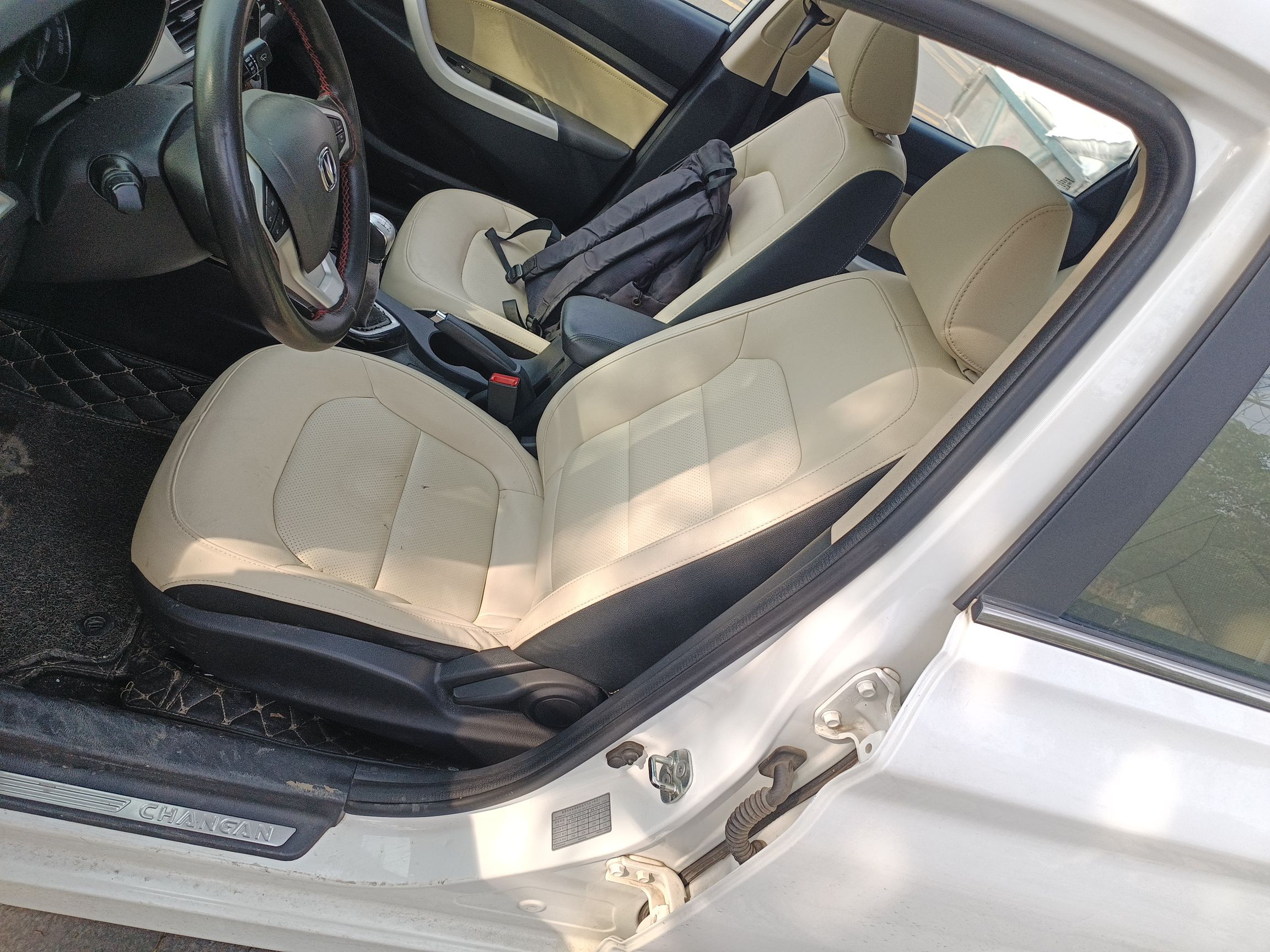 Переднее сиденье в автомобиле