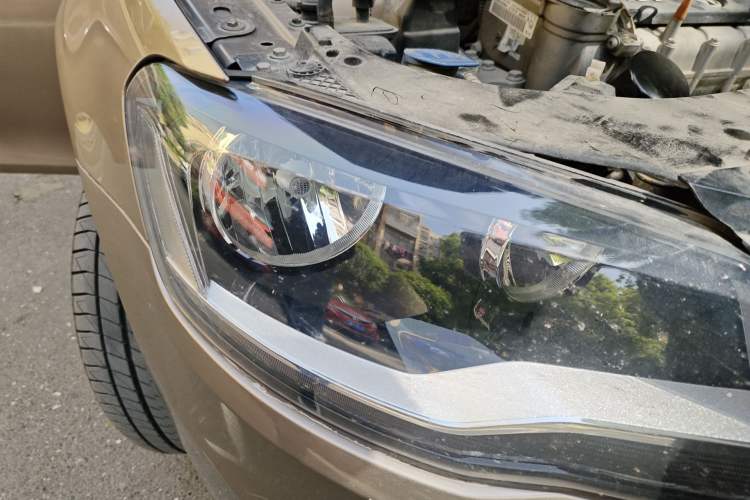 Used Volkswagen Bora 2014 1.6L Manual Comfort Model Right Front Headlight