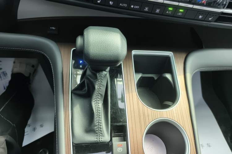 Used Toyota SIENNA 2026 Model 2.5L Dual-Engine Two-Wheel-Drive Comfort Edition
