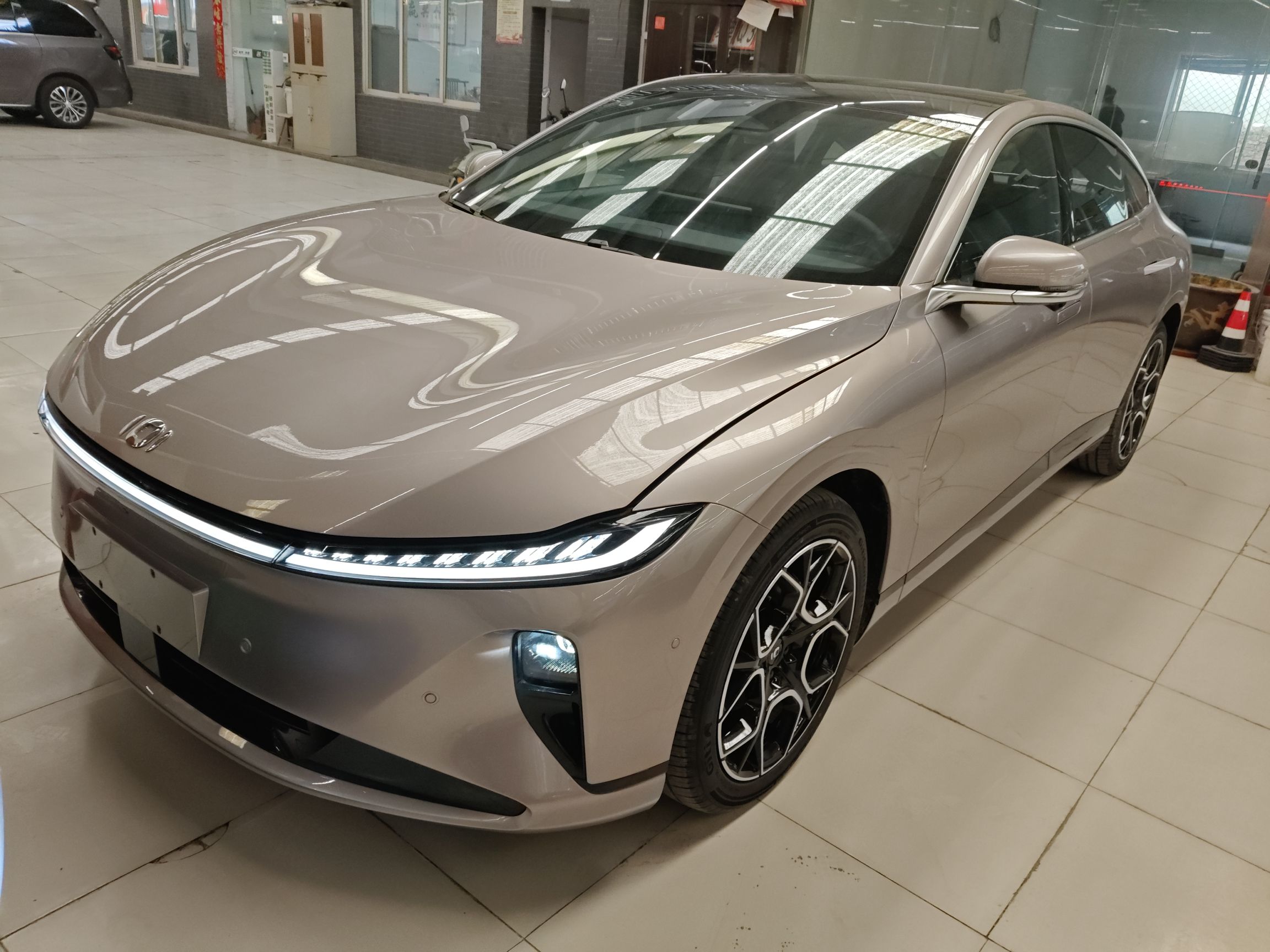 تحت مقدمة السيارة