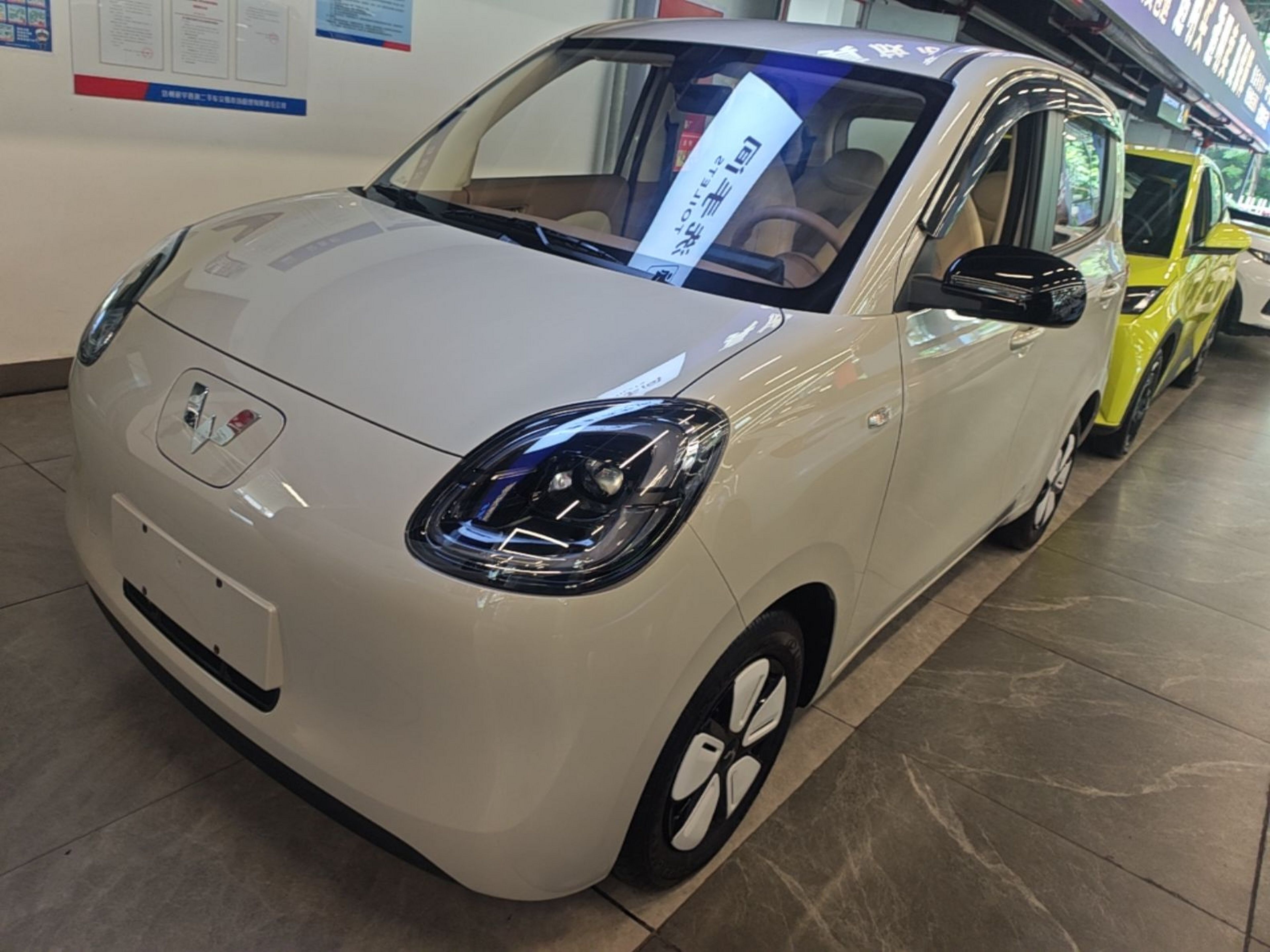 Unter der Vorderseite des Autos