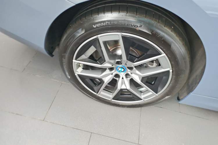 Used BMW i5 2024 eDrive 35L Prestige Luxury Package Right Rear Wheel Hub