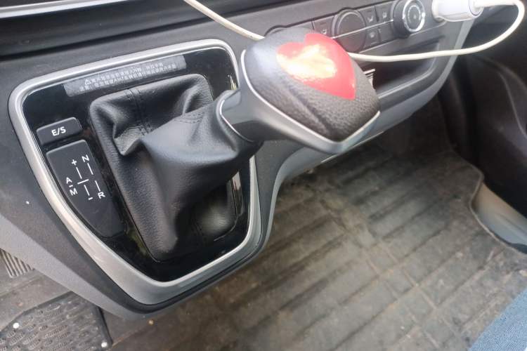 Used SAIC MAXUS Xintu V80 2023 2.0T AMT Classic Aoyuntong Power Version Short Wheelbase Ultra-Low Roof 5/6-Seater Gear Lever