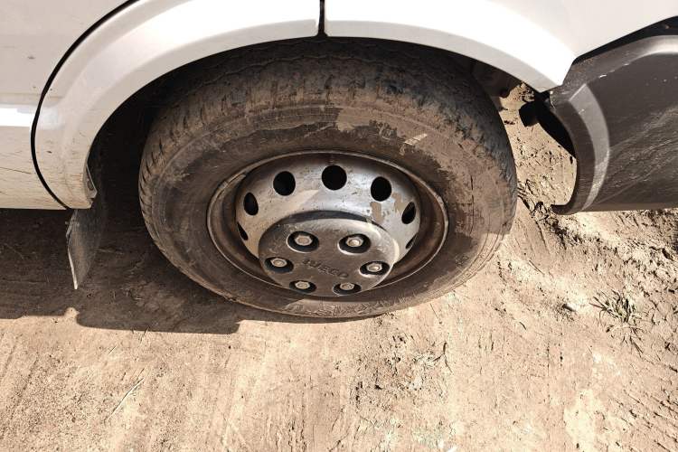 Used Iveco Daily 2023 2.5T V37 Van Long Wheelbase Mid-Roof Design Dual Tires Side-Swing Doors 2-3 Seater