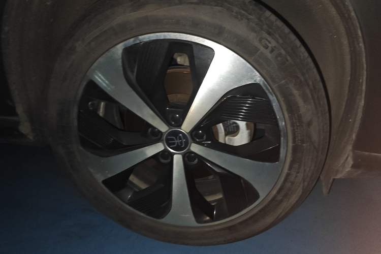 Used BYD Song PLUS New Energy 2021 EV Deluxe Model Right Front Wheel Hub