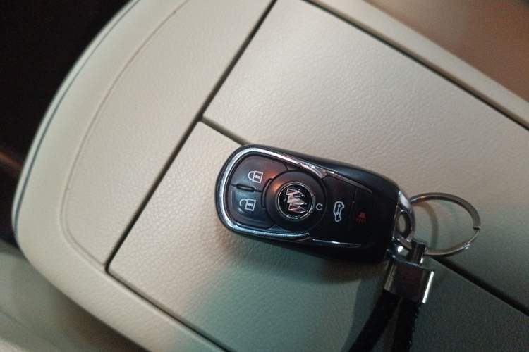 Used Buick GL8 2023 Facelifted Land Cruiser Executive Luxury Version
