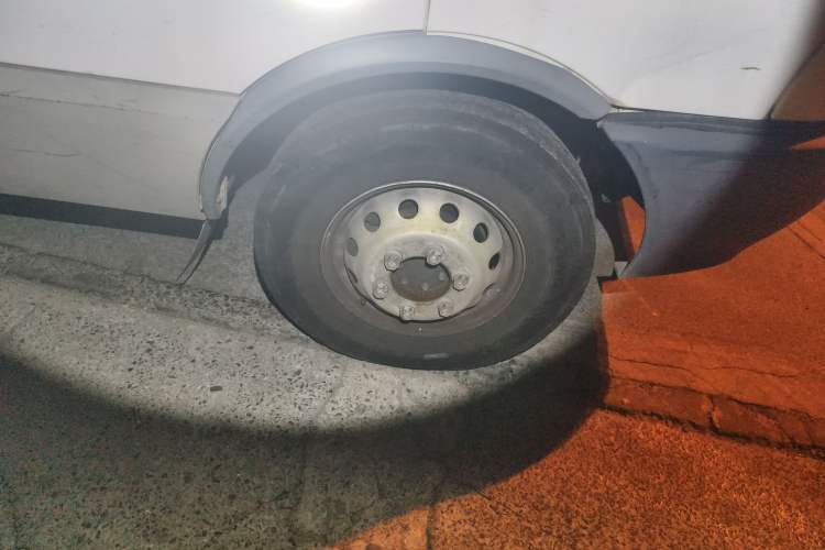 Used Iveco Power Daily 2013 2.5T-V39 Box Truck High Roof
